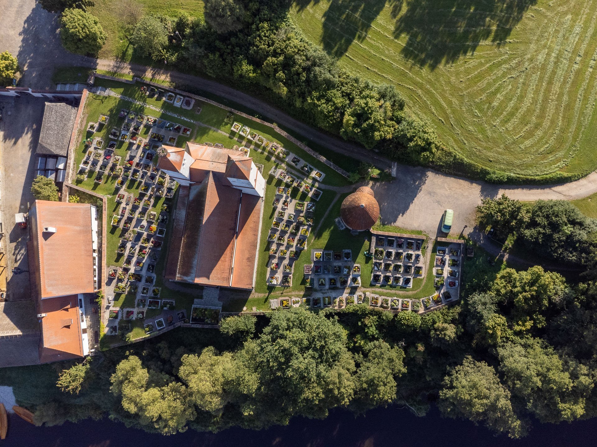 Luftbildaufnahme Kirche und Friedhof Perschen